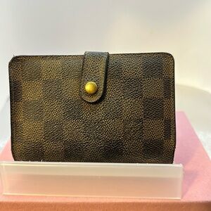 Louis Vuitton billfold. Vintage and in excellent condition vintage.​​